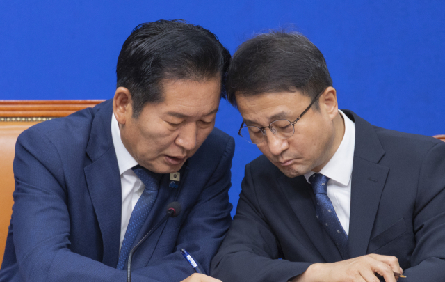 더불어민주당 정청래 대표(왼쪽)와 한병도 원내대표가 17일 국회에서 열린 최고위원회의 도중 대화하고 있다. 연합뉴스