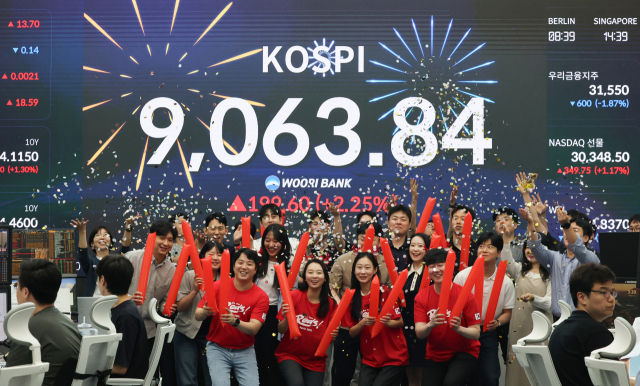 코스피가 사상 처음으로 종가 기준 9,000선을 돌파하며 장을 마친 18일 서울 중구 우리은행 본점 딜링룸에서 직원들이 축하 세리머니를 하고 있다. 연합뉴스
