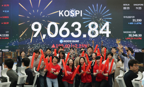코스피 사상 첫 9000 돌파…반도체가 증시 새 역사 썼다