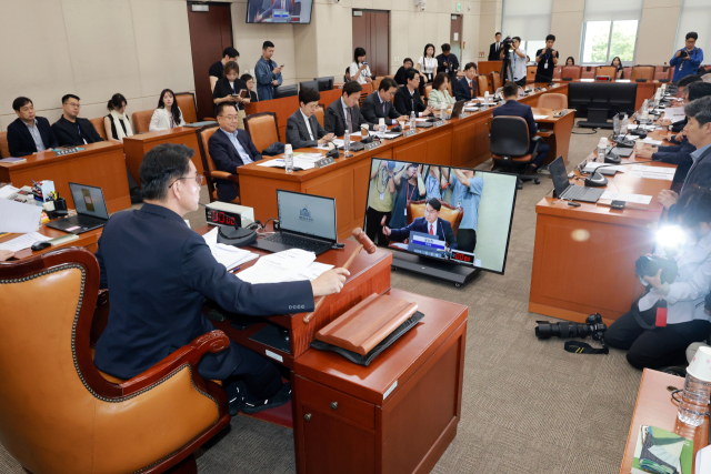 18일 국회에서 열린 제9회 전국동시지방선거 투표용지 부족 사태 등 국민 참정권 침해 진상규명 및 선거관리 개혁을 위한 국정조사 특별위원회 제1차 전체회의에서 위원장인 국민의힘 윤상현 의원이 국정조사계획서 채택의 건을 상정하고 있다. 연합뉴스