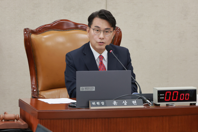 18일 국회에서 열린 제9회 전국동시지방선거 투표용지 부족 사태 등 국민 참정권 침해 진상규명 및 선거관리 개혁을 위한 국정조사 특별위원회 제1차 전체회의에서 위원장인 국민의힘 윤상현 의원이 인사말하고 있다. 연합뉴스