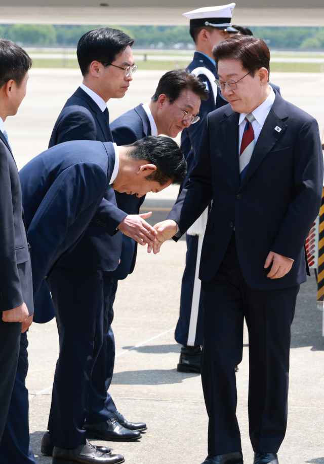 G7 정상회의와 유럽 순방을 마치고 귀국한 이재명 대통령이 18일 성남 서울공항에서 환영나온 더불어민주당 정청래 대표와 인사하고 있다. 연합뉴스
