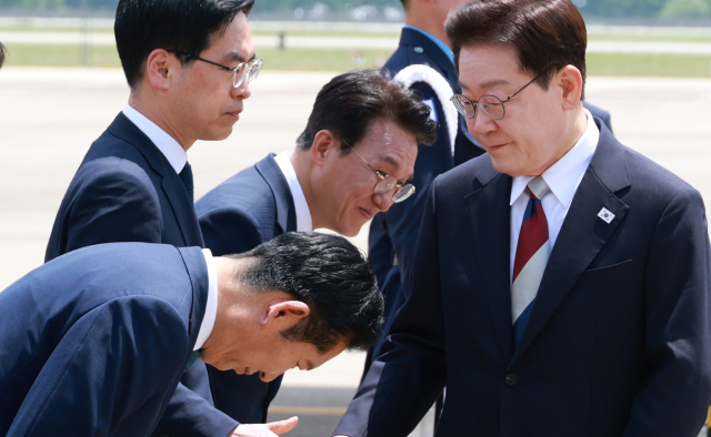 '90도 인사' 李 맞은 정청래 