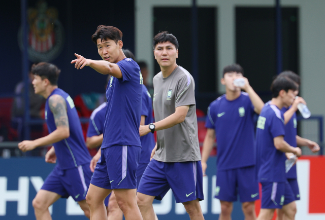 2026 북중미 월드컵에 출전한 한국 축구 국가대표팀 손흥민이 17일(현지시간) 오후 멕시코 과달라하라 인근 사포판의 치바스 바예 베르데에서 훈련을 하던 중 누군가를 향해 인사하고 있다. 대표팀은 한국시간 19일 오전 10시 멕시코와 조별리그 2차전을 치른다. 연합뉴스