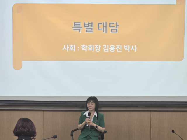행복인문학회가 지난 12일 서울대학교 인재원에서 박언휘 내과전문의를 초청해 특별대담을 열었다. 박언휘 전문의가 대담에서 일상 속 건강관리의 중요성에 대해 이야기하고 있다.