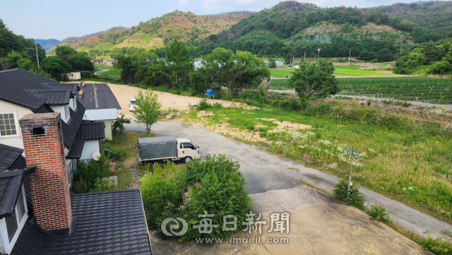 안동시 일직면의 한 향토 수산물가공업체 창고 옆에 위치한 대표 명의의 농지 전경. 과거 양어장으로 사용되던 이 부지는 재생골재를 이용해 성토한 뒤 관련 법규 위반 가능성이 제기되자, 제거 후 다시 일반 흙으로 덮은 모습. 손병현 기자