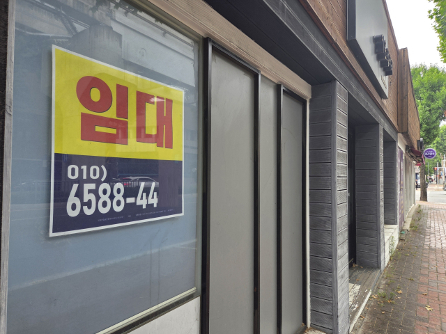 대구 중구의 한 건물 점포에 임대 현수막이 붙어 있다. 정은빈 기자