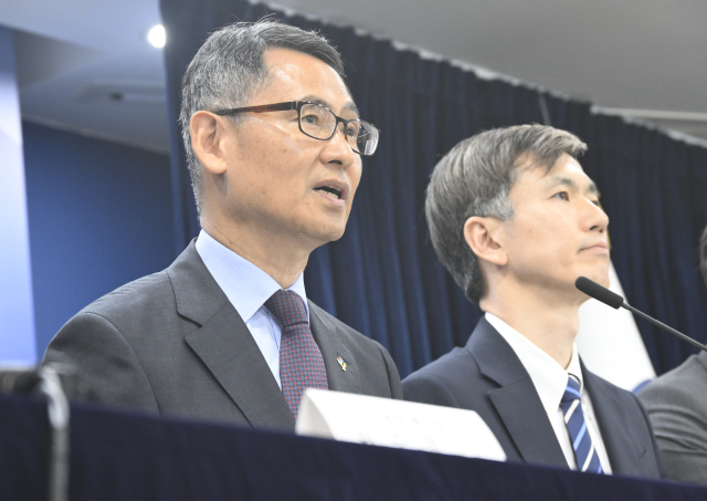 허장 재정경제부 2차관이 19일 서울 종로구 정부서울청사에서 열린 2025년도 공공기관 경영실적 평가결과 및 후속조치 브리핑에 참석, 발표문을 낭독하고 있다. 2026.6.19. 재경부 제공