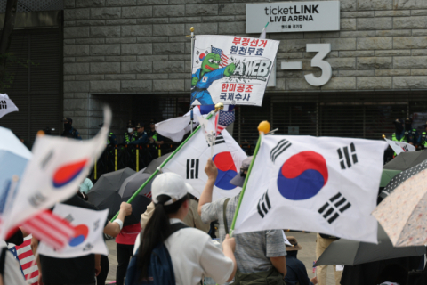 가스총 들고 잠실개표소 집회 참여 시도한 80대, 경찰이 제지…귀가처리
