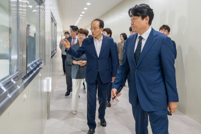 지난 18일 오후 추경호 대구시장 당선인이 엘앤에프플러스를 찾아 산업계 현장 의견을 수렴하는 시간을 가졌다. 사진은 당선인과 대구시장직 인수위원회가 공장 내부를 살피는 모습. 엘앤에프 제공