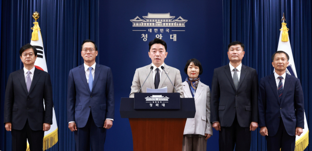 강훈식 비서실장이 21일 청와대 기자회견장에서 이재명 대통령이 새로 임명한 참모들과 인사 관련 브리핑을 하고 있다. 왼쪽부터 홍보소통수석 성기홍 전 연합뉴스 사장, 민정수석비서관 한찬식 김앤장법률사무소 변호사, 강 비서실장, 사회수석비서관 김경자 우석대 객원교수, 국가안보실 1차장 강건작 대통령직속 미래국방전략위원회 위원, 국가안보실 3차장 송기호 경제안보비서관. 연합뉴스