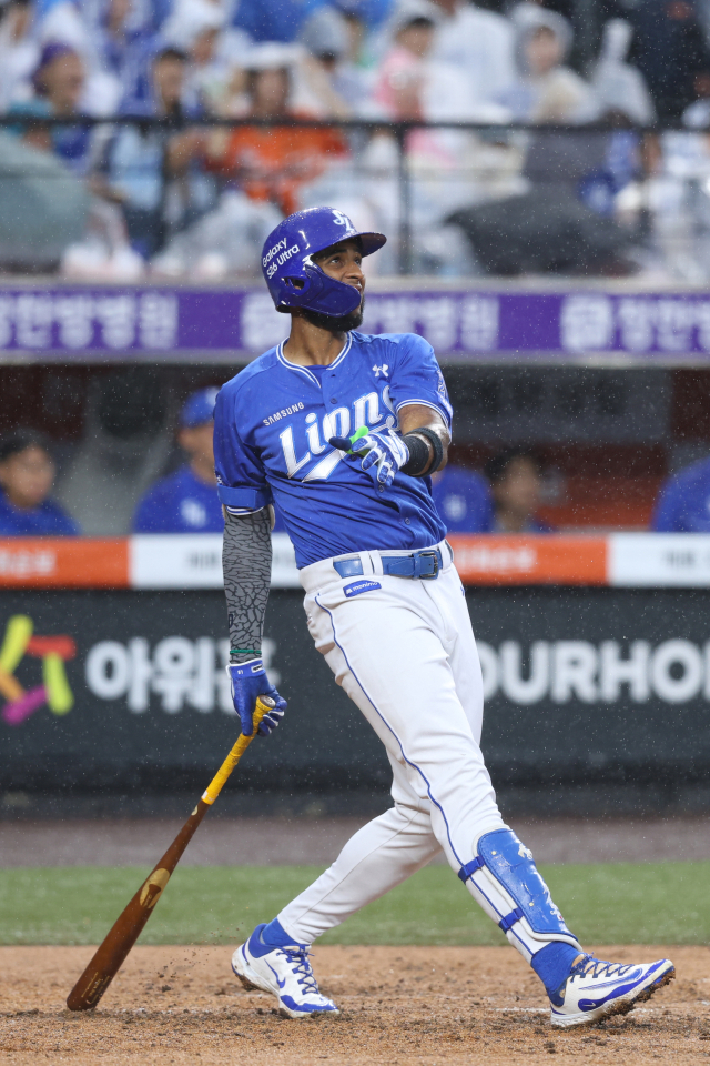 삼성 라이온즈의 르윈 디아즈가 20일 대전에서 열린 한화 이글스와의 경기 3회초 2점 홈런을 터뜨리고 있다. 삼성 제공
