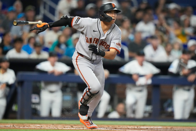 샌프란시스코 자이언츠의 이정후가 21일 미국 마이애미에서 열린 2026 MLB 마이애미 말린스와의 경기 2회초 2루타를 날리고 있다. AP 연합뉴스