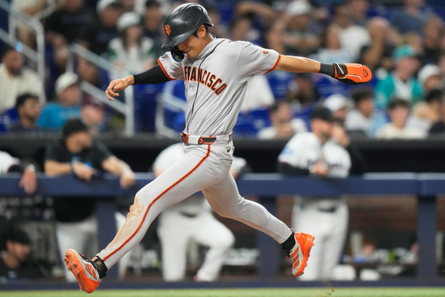 샌프란시스코 자이언츠의 이정후가 21일 미국 마이애미에서 열린 2026 MLB 마이애미 말린스와의 경기 8회 2루타를 치고 출루한 뒤 후속타 때 홈을 밟고 있다. AP 연합뉴스