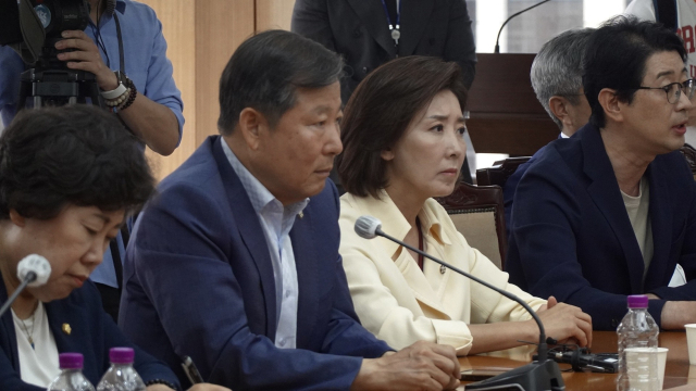 16일 서울경찰청을 항의 방문한 국민의힘 나경원 의원(왼쪽 세번째) 등 의원들이 항의 발언을 하고 있다. 연합뉴스