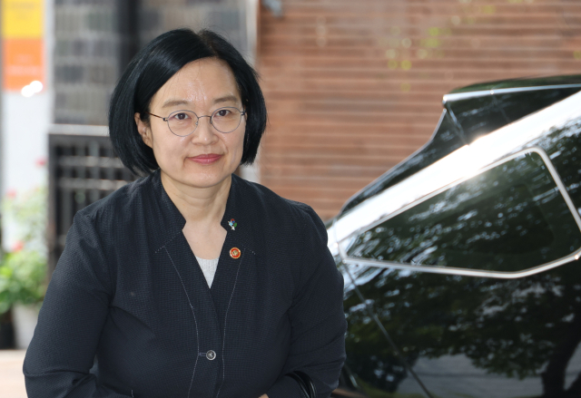 한성숙 국무총리 후보자가 19일 서울 종로구 통의동 금융감독연수원에 마련된 인사청문회 준비 사무실로 출근하고 있다. 연합뉴스