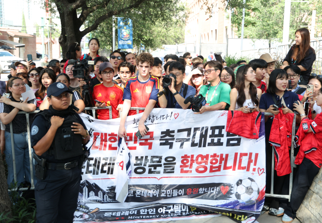 멕시코 교민과 축구 팬들이 21일(현지시간) 2026 북중미월드컵 조별리그 3차전을 위해 몬테레이 호텔로 도착할 예정인 축구 대표팀 선수들을 기다리고 있다. 연합뉴스