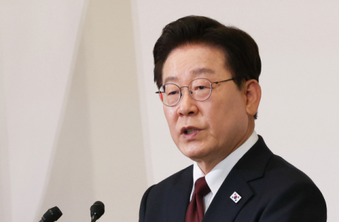 李대통령 부정평가 앞선 '데드크로스'에…청와대 