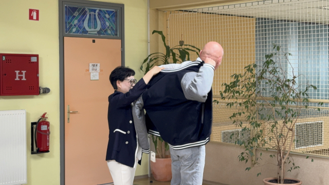 최가경 협성경복중 교장이 셀예 제2초등학교 토마쉬 교장에게 한국에서 직접 준비해 온 교복을 입혀주고 있다. 협성경복중 제공