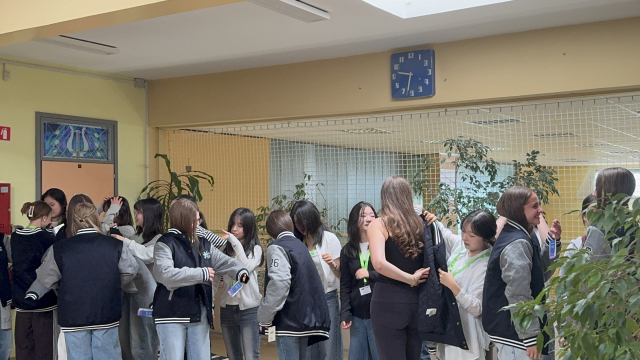 협성경복중, 소선여중 학생들이 현지 학생들에게 한국에서 준비해 온 교복을 입혀주고 있다. 협성경복중 제공