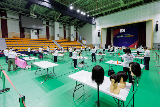 경북 이용업 종사자들의 기술과 열정을 한자리에서 선보이는 제6회 경상북도지사배 이용기능경기 및 작품전시대회가 지난 16일 구미 복합스포츠센터에서 열렸다. 한국이용사회중앙회 경상북도지회 제공