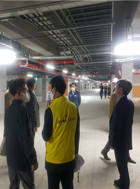 8개 전문분야 66명의 민간전문가로 구성된 경북도 공동주택 품질점검단이 공사가 마무리되기 전 아파트 건설 현장을 찾아 시공 상태 등을 점검하고 있다. 경북도 제공.