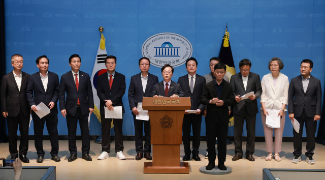 국민의힘 윤용근 의원과 원외당협위원장들이 22일 국회 소통관에서 6·3 지방선거 투표용지 부족 사태와 관련해 특검 도입을 촉구하고 있다. 연합뉴스