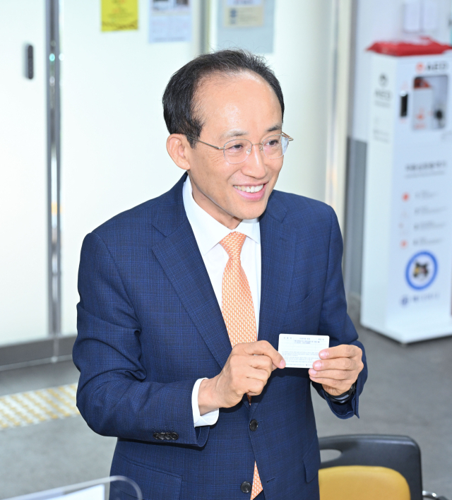 추경호 대구시장 당선인이 22일 북구 침산2동 행정복지센터에 직접 방문해 전입신고를 하고 있다. 대구시장직 인수위원회 제공
