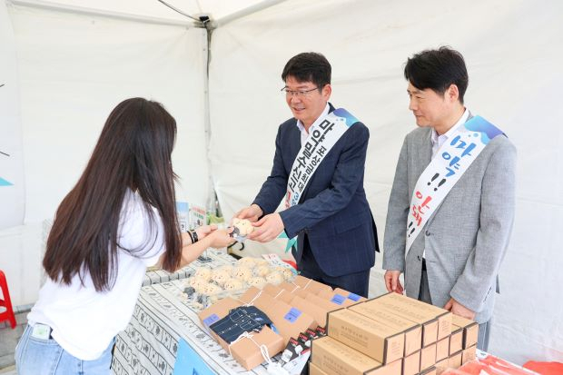 유영한 부산본부세관장이 부산항축제를 찾은 시민에게 기념품을 전달하며 관세행정을 홍보하고 있다. [사진=부산세관]