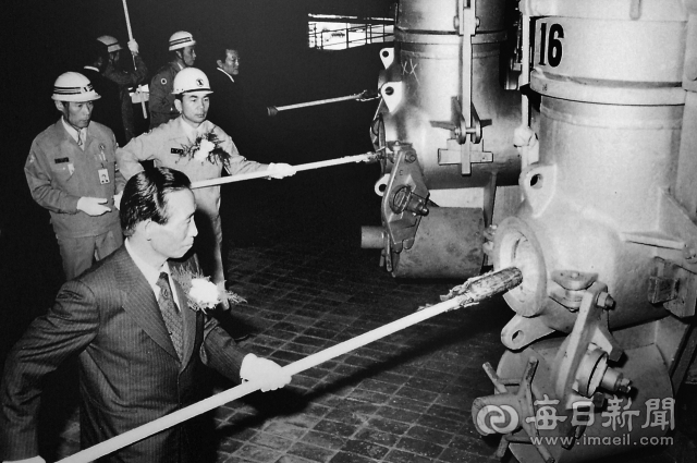 1973년 7월 3일 포항종합제철 준공식에 참석한 박정희 대통령과 박태준 사장이 고로에 화입을 하고 있다. 포스코 제공