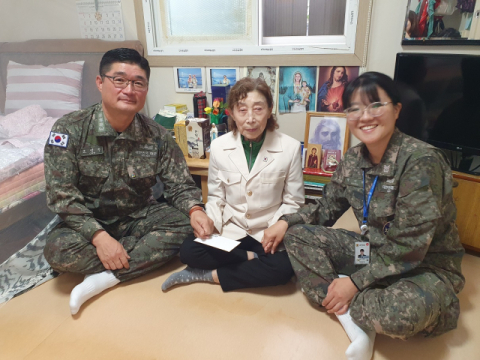 6·25 참전유공자 찾은 해군작전사령부…감사와 존경의 마음 전해