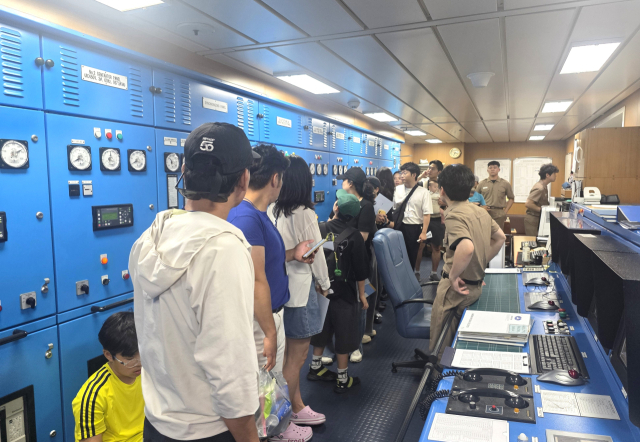 부산항 개항 150주년 기념 선박 공개·체험행사에서 시민들이 한국해양수산연수원 실습선 한반도호의 항해 시뮬레이터를 견학하고 있다. [사진=부산항만공사]