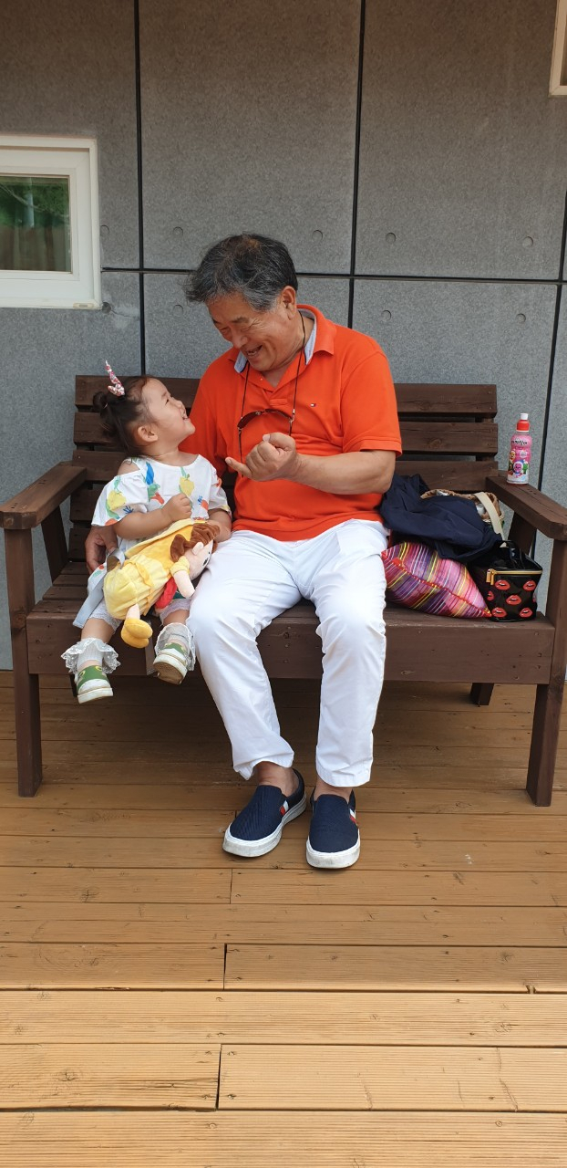 외손녀 김다온 양과의 다정한 소통 모습. 이재갑 제공