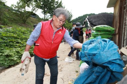 수해 복구 현장에서 쓰레기를 치우고 있는 이재갑 시의원. 이재갑 제공
