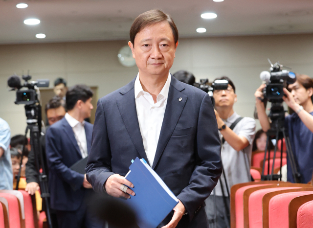 이찬진 금융감독원장이 22일 서울 영등포구 금융감독원에서 열린 출입기자단 간담회장에 입장하고 있다. 연합뉴스