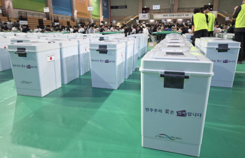 '124표차' 패배 뒤집힐까…충주시장 선거 투표지, 수검표로 '재검표'