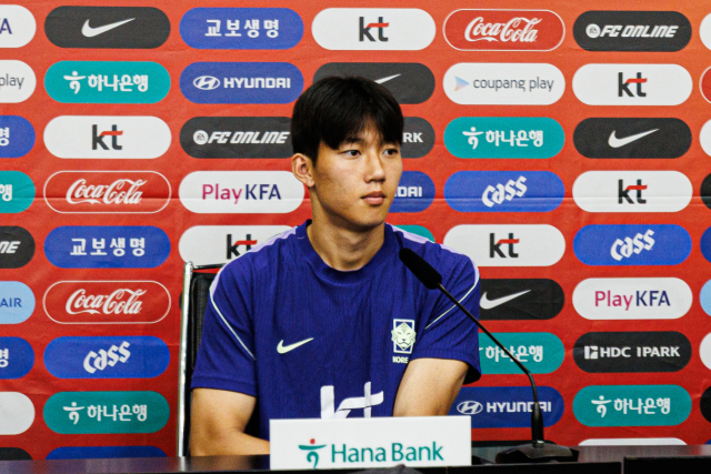 한국 월드컵 축구 국가대표팀 수비수 이한범이 22일(현지시간) 기자회견장에서 기자들의 질문을 기다리고 있다. 이화섭 기자