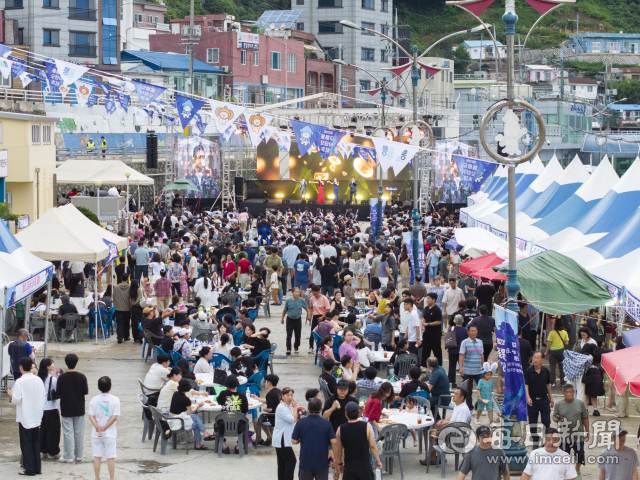 제 23회 오징어축제에 참가한 관광객과 주민이 행사장 부스에서 즐기고 있다. 울릉군 제공