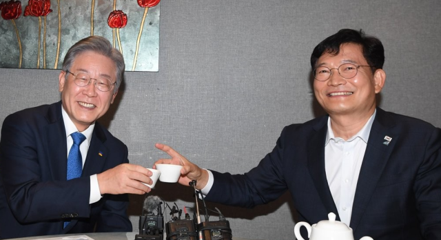 李대통령, 송영길과 비공개 만찬…전대 앞두고 민주당 '술렁'