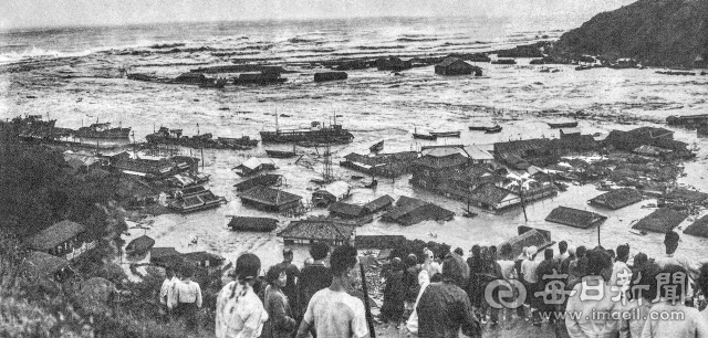 1959년 9월 17일 추석날 태풍 사라호가 몰고 온 폭우와 해일로 강구항이 물바다로 변하자 뒷산으로 피신한 주민들. © 매일신문