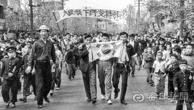 1960년 4월 26일 이승만 대통령 하야 소식에 중앙통(로)으로 쏟아져 나온 시민들. © 매일신문