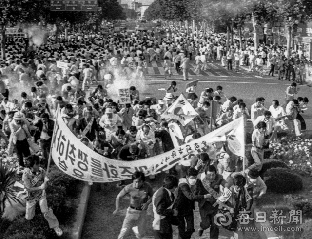1987년 6월 26일 대구에서 열린 국민평화대행진에서 경찰이 쏜 최루탄에 흩어지는 시민들. © 매일신문