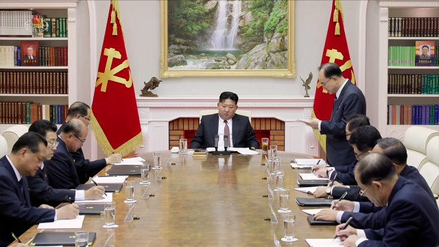 북한이 지난 22일 당 중앙위원회 제9기 제3차 정치국회의를 소집해 부문별 협의회에서 제기된 의견과 예산심의조의 사업보고를 검토하고 전원회의 결정서 초안을 최종 확정했다고 조선중앙TV가 23일 보도했다. 연합뉴스