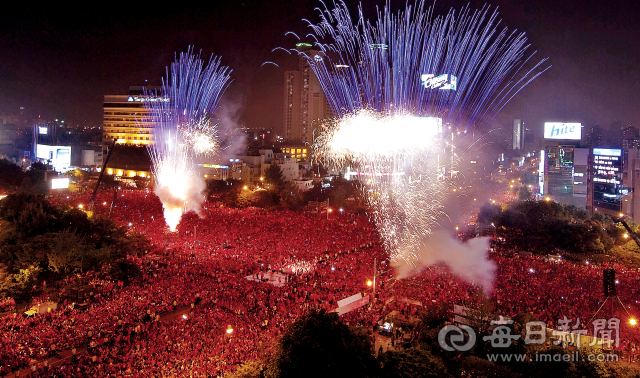 2006년 6월 13일 독일 월드컵 한국-토고전에서 2대1 역전승에 축포가 터지는 범어네거리. © 매일신문