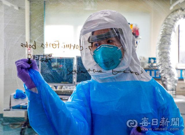 2020년 3월 16일 경북대병원 코로나19 중증환자 치료실에서 유리창 글씨로 외부와 소통하는 간호사. © 매일신문