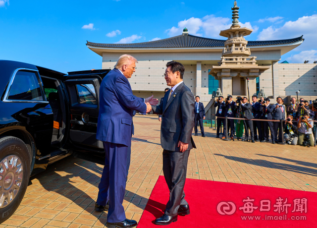 2025년 10월 29일 국립경주박물관에서 트럼프 미국 대통령을 맞이하는 이재명 대통령. © 대통령실