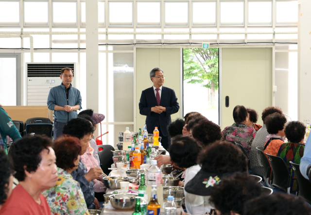 오도창 영양군수가 영양군 입암면 새마을지도자회와 새마을부녀회에서 추진한 어르신 밥상차려드리기 행사에 참석해 인사말하고 있다. 영양군 제공