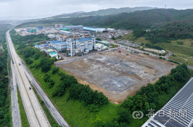 지난달 23일 포항 남구 오천읍 광명일반산단 내 대규모 인공지능(AI) 데이터센터 건립 예정 부지 모습. 이곳 10만㎡ 부지에는 5천500억원을 투입해 40MW급 AI 데이터센터가 들어서며, 2027년 10월 상업운전을 시작할 예정이다. 안성완 기자 asw0727@imaeil.com