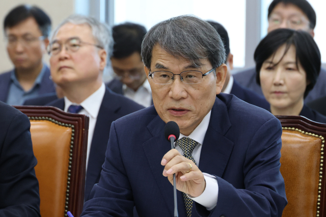 노태악 전 중앙선거관리위원장이 23일 국회에서 열린 투표용지 부족사태 등 국민참정권 침해 진상규명 및 선거관리 개혁을 위한 국정조사 특위 전체회의에 참석, 발언하고 있다. 연합뉴스