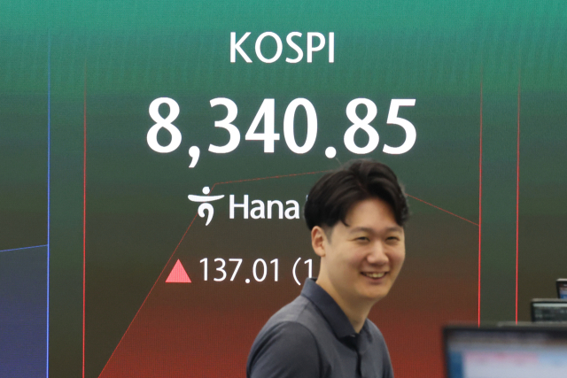 24일 서울 중구 하나은행 본점 딜링룸 현황판에 코스피가 표시돼 있다. 이날 코스피는 전 거래일 대비 152.95p 오른 8,356.79로 출발했다. 연합뉴스